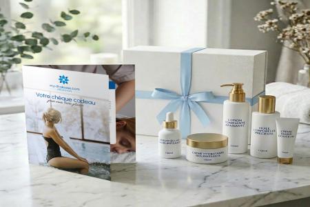 Chèque cadeau imprimé devant un coffret de soins noué d'un ruban