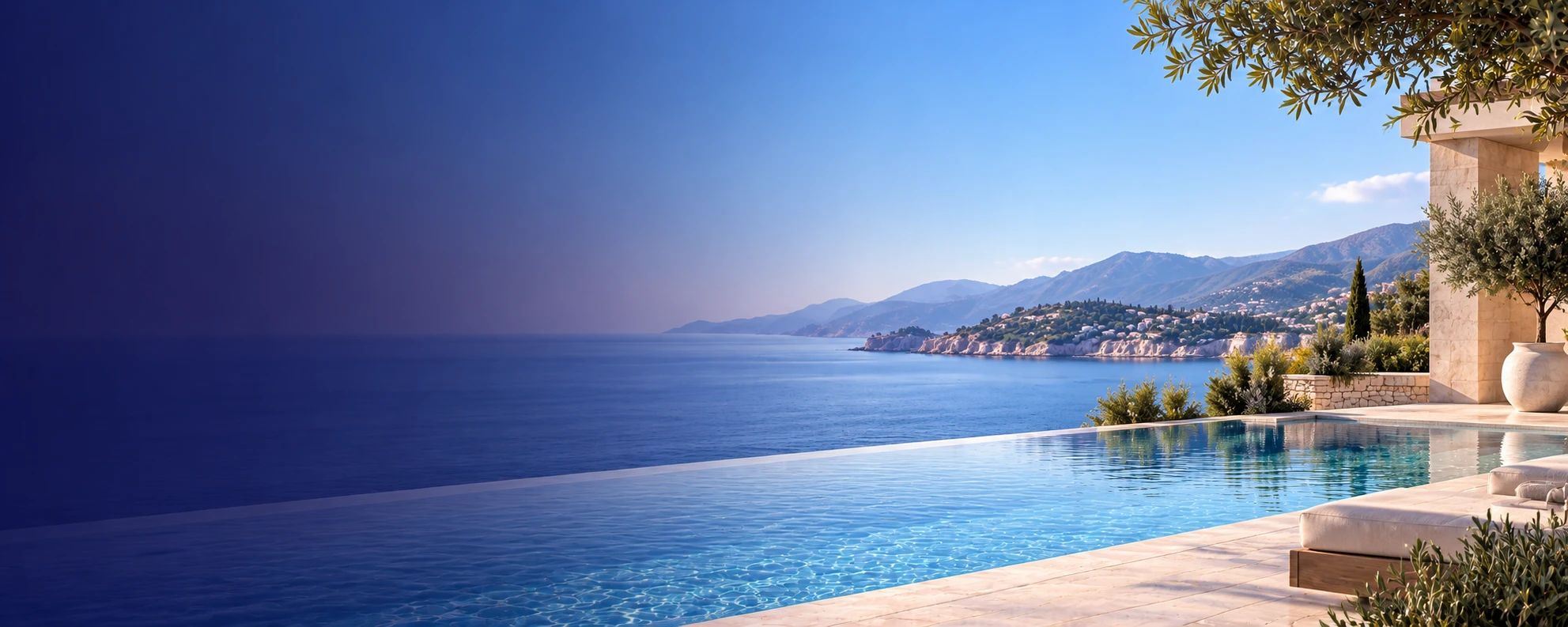 Piscine à débordement d'un hôtel spa face à la mer